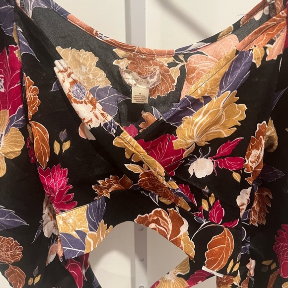 NWT/ Band Of The Free B.O.G. 
Size Medium Black Berry Floral Crossover Crop Top - Picture 2 of 3
